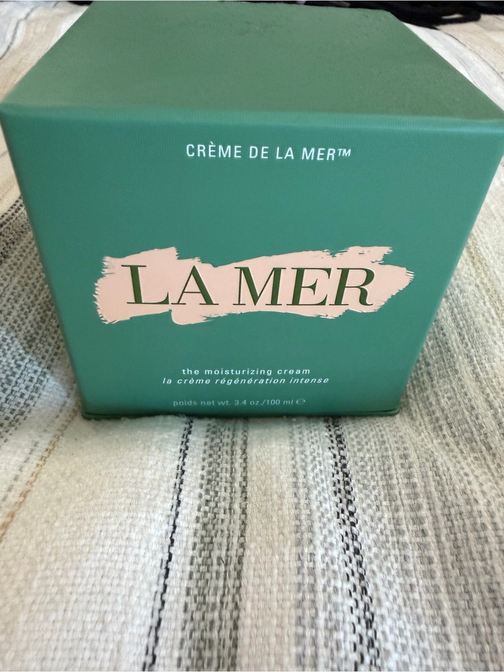 La Mer Moisturizing Cream Box in Green with Pink Logo